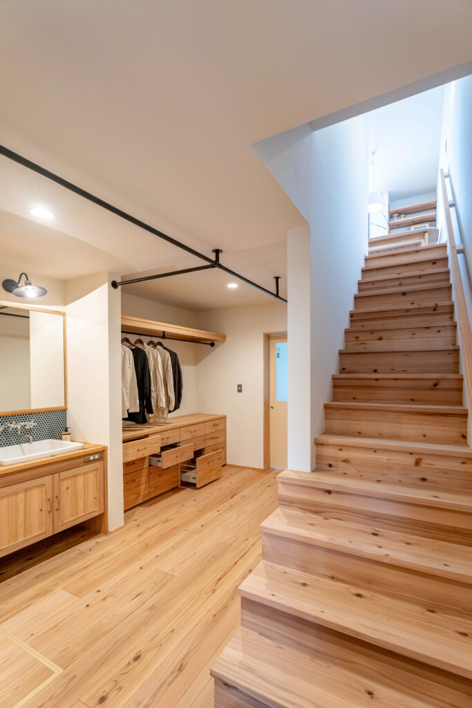 ヤマネコハウス　施工事例　造作洗面　造作家具　オリジナルの無垢杉の階段　無垢杉の床