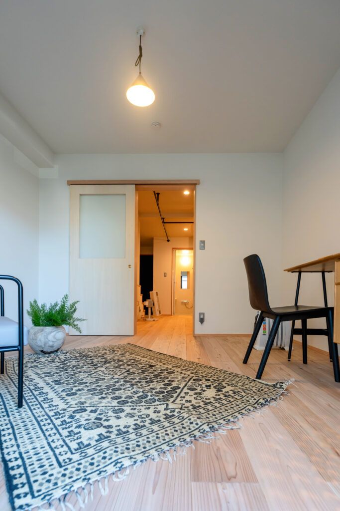 ヤマネコハウス　狭小住宅の寝室　無垢杉の床　シナの建具　バリアフリー