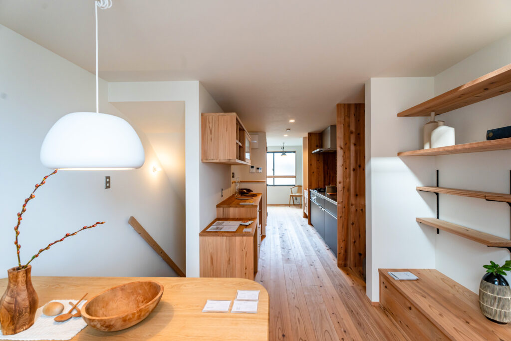ヤマネコハウス　2階リビング　狭小住宅　無垢杉の床　キッチン　造作カップボード　造作テレビボード