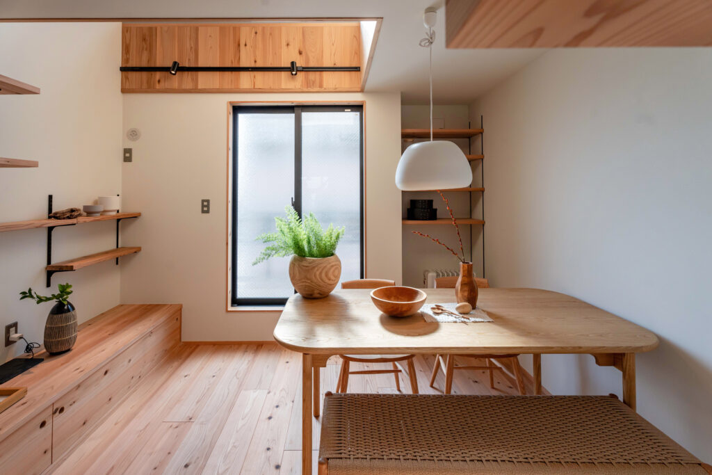 間口二間の狭小住宅。南側に面した明るい2階のリビングダイニングと無垢杉の床、吹抜け