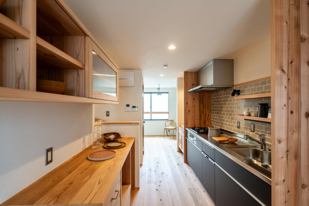 ヤマネコハウス　2階リビング　狭小住宅　無垢杉の床　キッチン　造作カップボード　LIXILキッチン　タイル張りの壁　