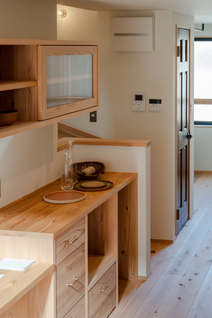 ヤマネコハウス　2階リビング　狭小住宅　無垢杉の床　キッチン　造作カップボード　ソフトクローズ　　