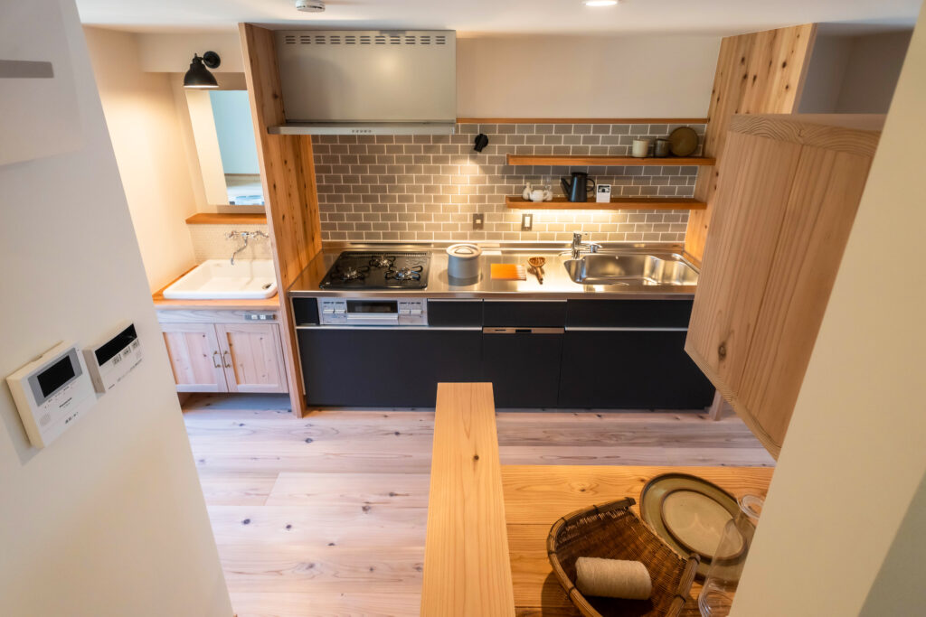 ヤマネコハウス　2階リビング　狭小住宅　無垢杉の床　キッチン　造作カップボード　LIXILキッチン　タイル張りの壁　造作洗面　