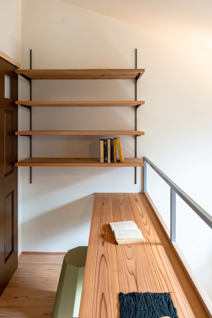 ヤマネコハウス　狭小住宅　間口3メートル　3階　可動棚　吹抜け　造作デスク