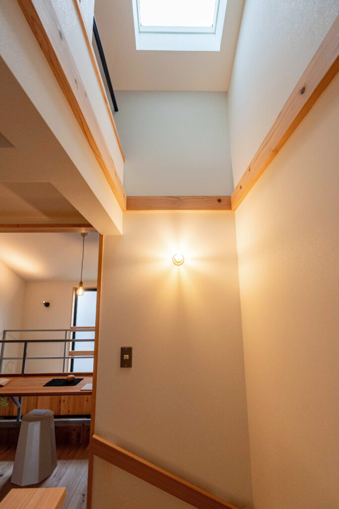 2階から3階へ上がる階段から見上げたトップライトのある空間