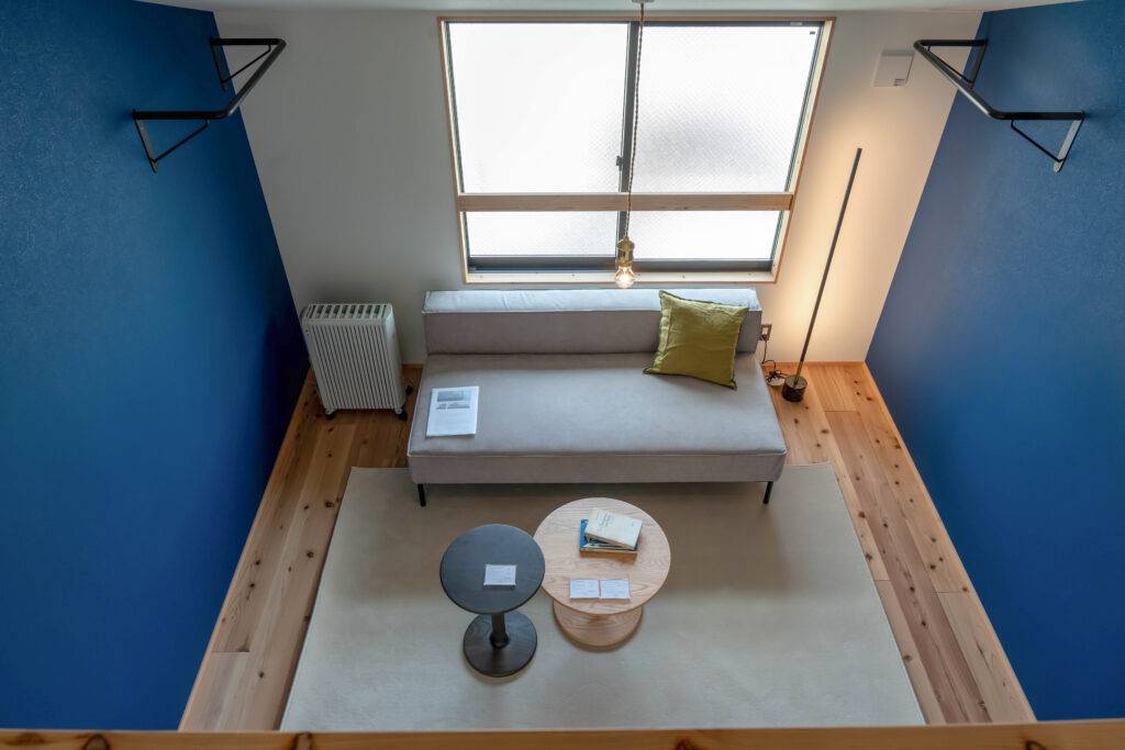 ヤマネコハウス　狭小住宅　3階　トップライト　無垢杉の床　アクセントクロス