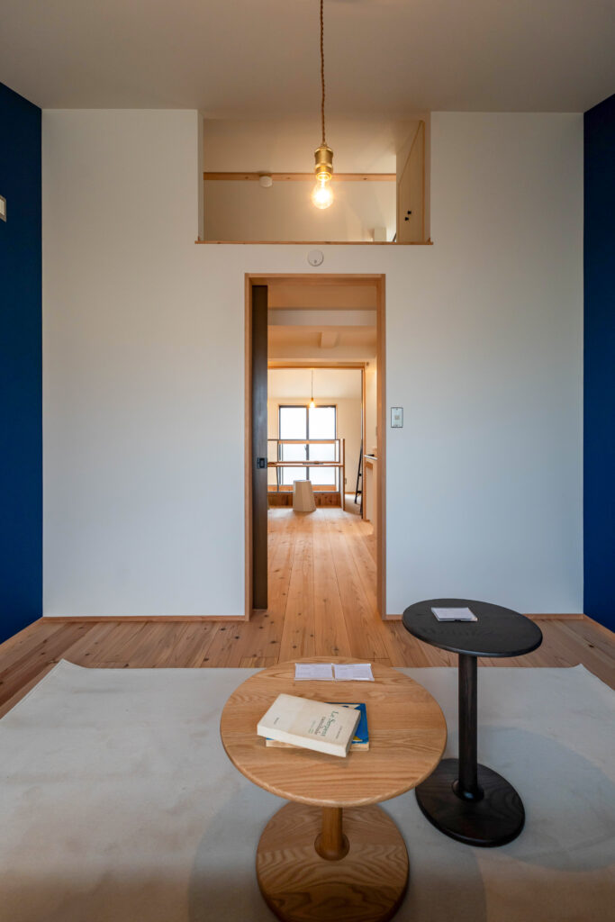 ヤマネコハウス　狭小住宅　3階　トップライト　無垢杉の床　アクセントクロス　ロフト