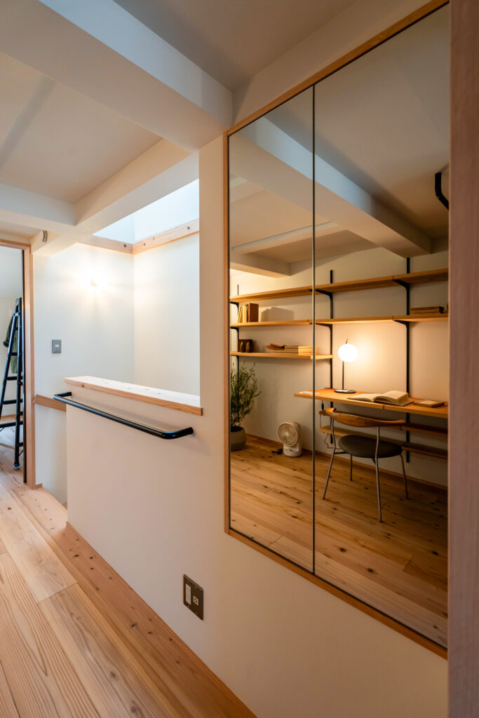 ヤマネコハウス　狭小住宅　3階　トップライト　可動棚　可動デスク　鏡　ダンス　バー