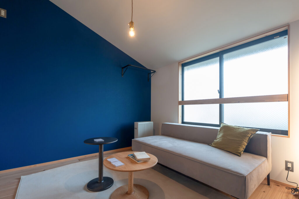 ヤマネコハウス　狭小住宅　3階　トップライト　無垢杉の床　アクセントクロス