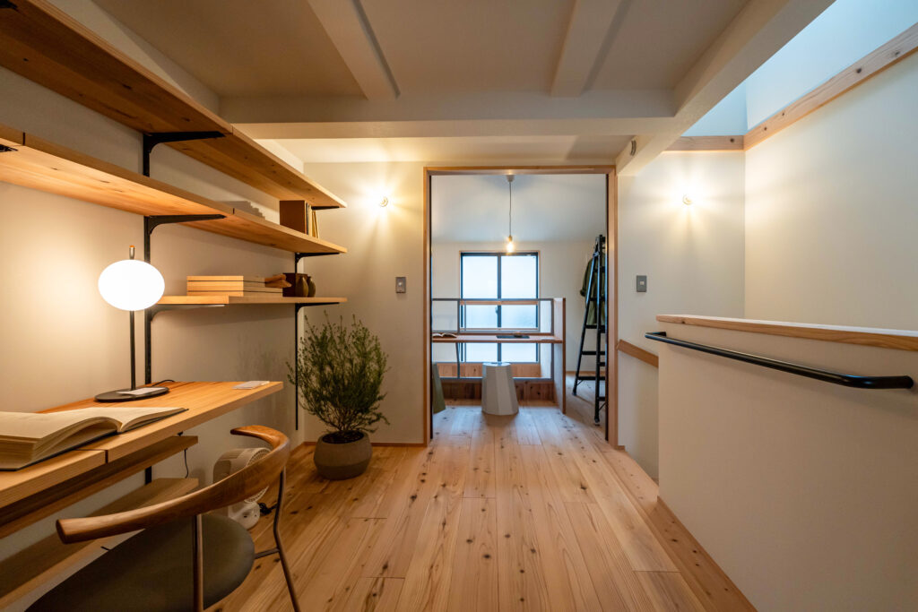 ヤマネコハウス　狭小住宅　間口3メートル　3階　トップライト　可動棚　吹抜け　可動デスク