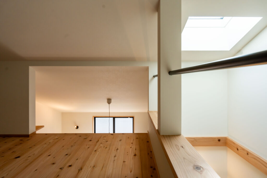 ヤマネコハウス　狭小住宅　ロフト　トップライト　無垢杉の床