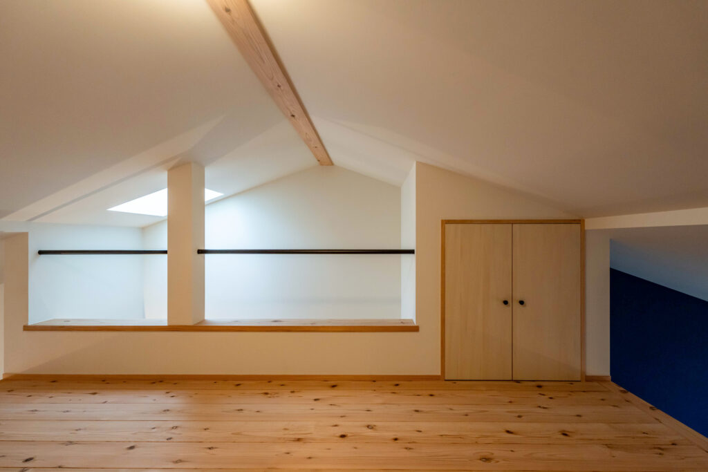 ヤマネコハウス　狭小住宅　ロフト　トップライト　無垢杉の床