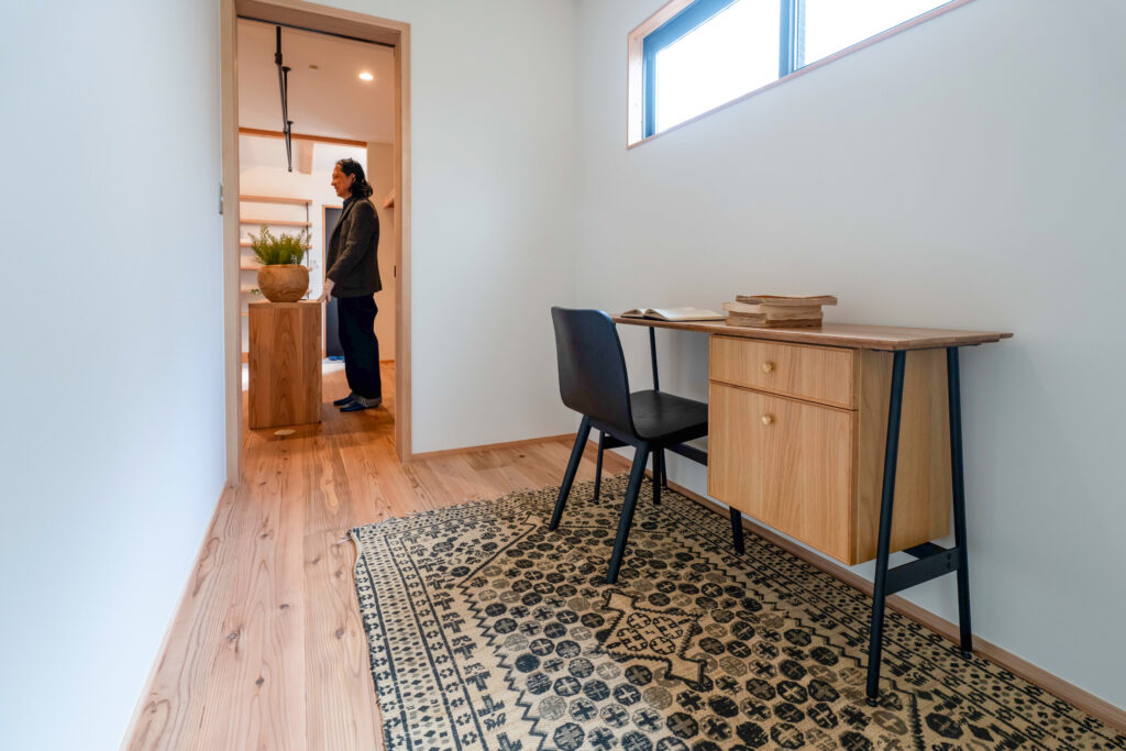 狭小住宅の高い位置に窓のある一階寝室。