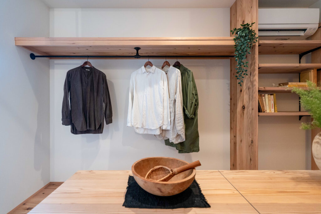 狭小住宅の玄関土間。可動棚と家族クローゼットが一体になった空間