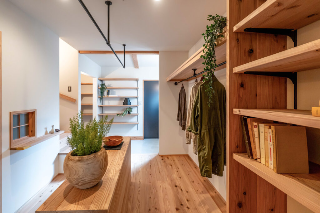 狭小住宅の玄関土間。可動棚と家族クローゼットが一体になった空間