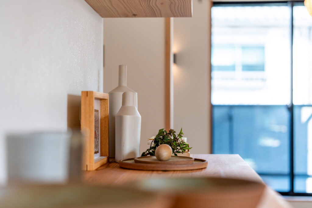 狭小地のヤマネコハウス。床材と同じ無垢杉で作った造作のカップボードとカウンター。