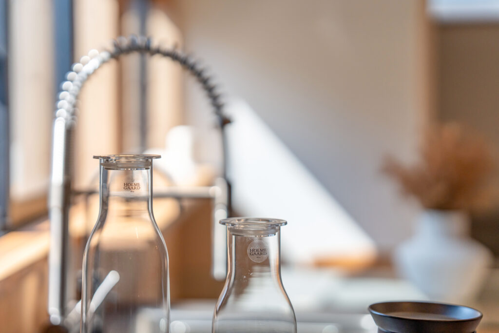 光あふれる2階リビングの壁付けキッチン。