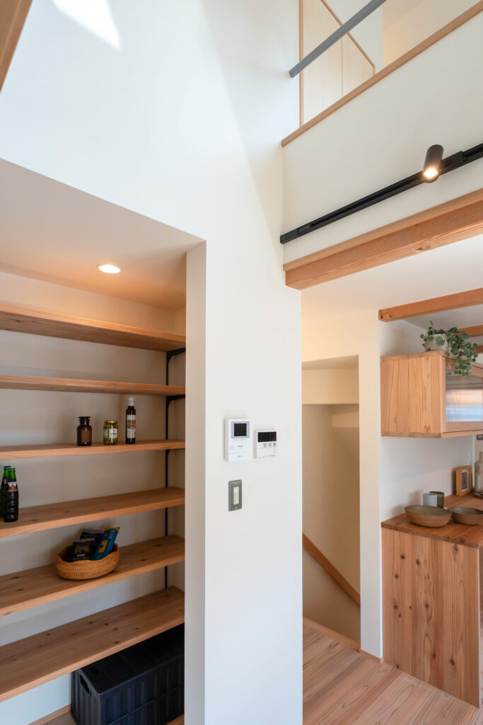 狭小地のヤマネコハウス。ロフトと造作キッチンのある2階LDKのパントリー。