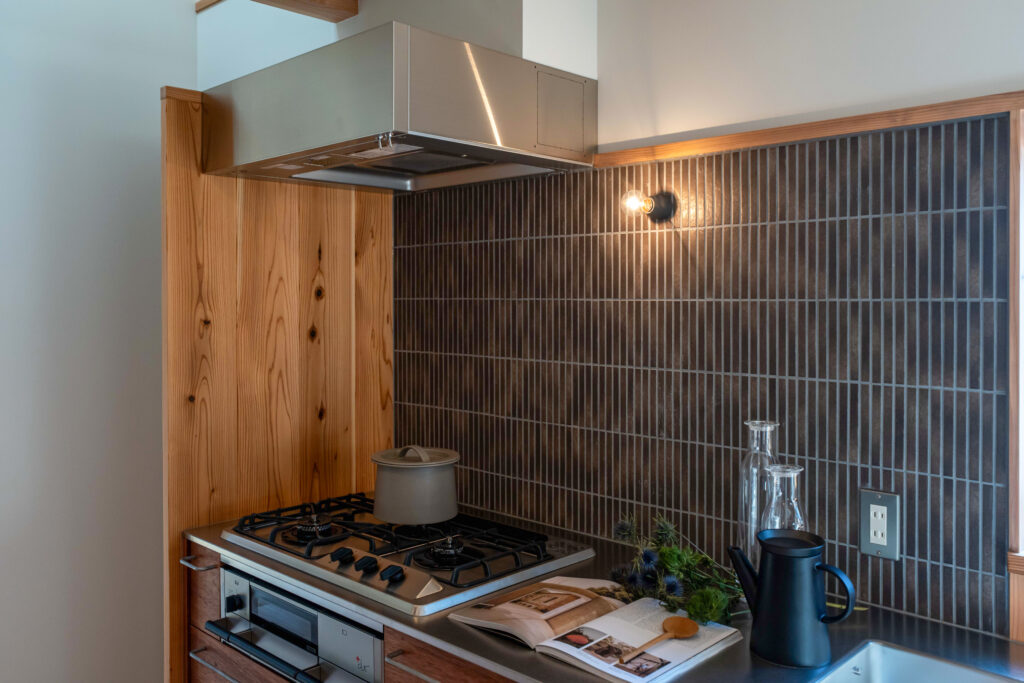 狭小地のヤマネコハウス。タイル張りのラワンの造作キッチン。