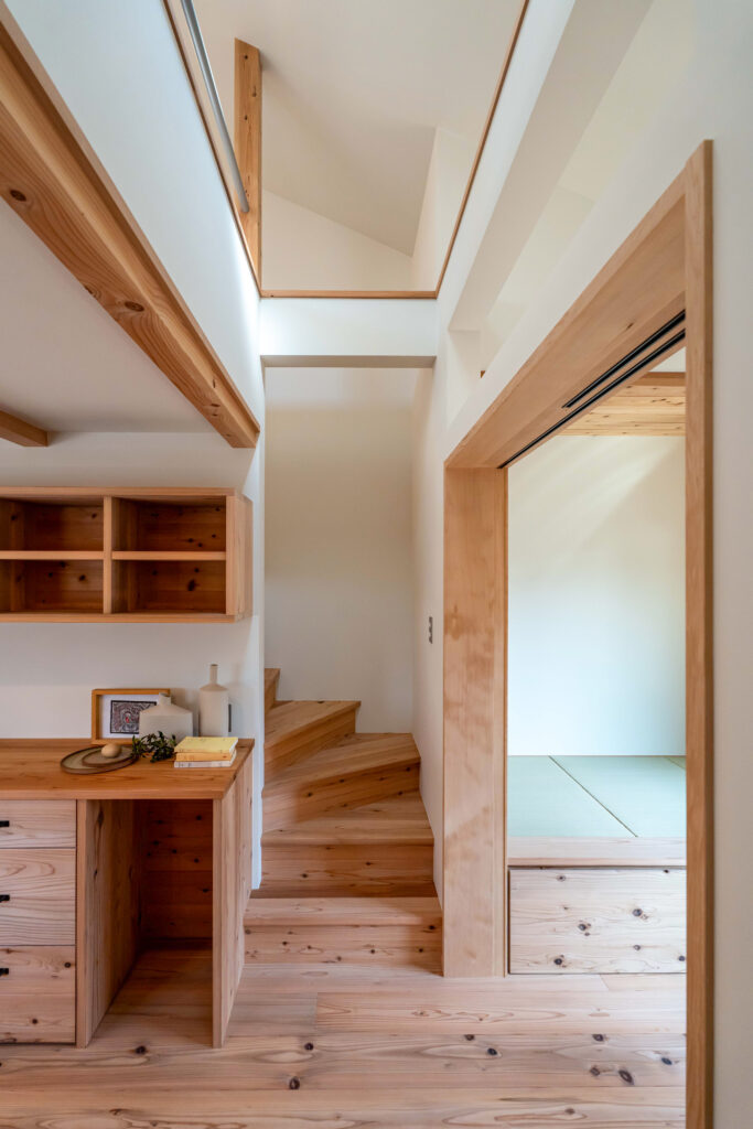 ロフトへ続く無垢杉のリンクスオリジナルの階段。