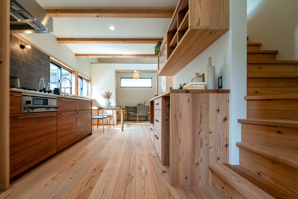 狭小地のヤマネコハウス。タイル張りのラワンの造作キッチンのある2階LDK。