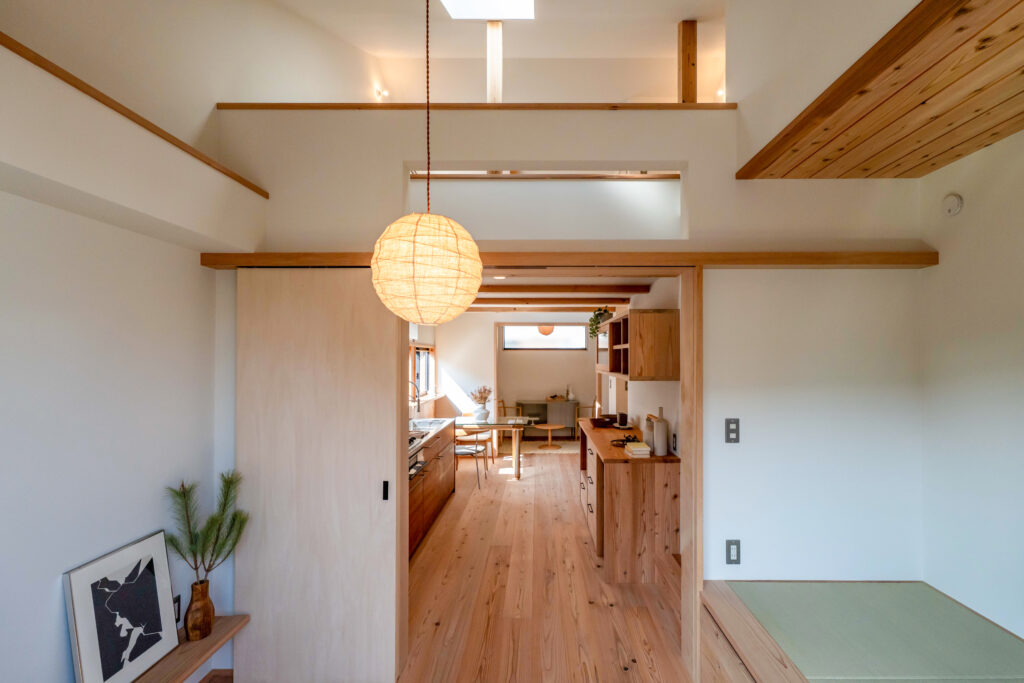 リビング兼奥さんの寝室。畳の小上がり部分で寝られるようになっている。上部が開口部になっていて空気が循環するように設計。