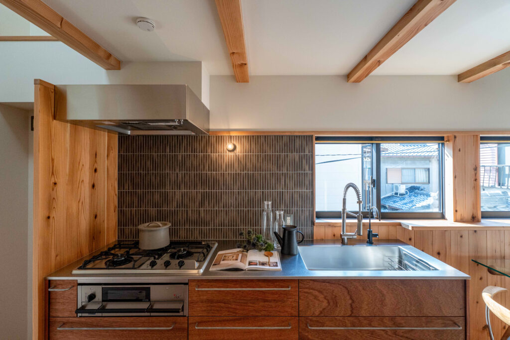 狭小地のヤマネコハウス。タイル張りのラワンの造作キッチンのある2階LDK。