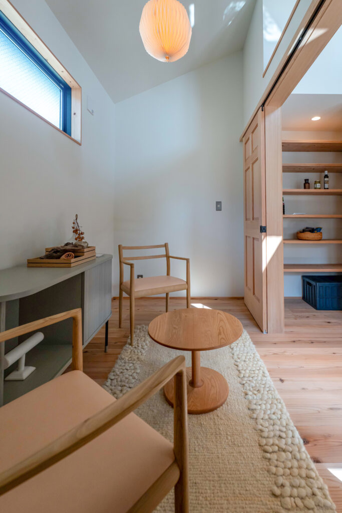 観音開きで開口部を大きくした子ども部屋は上部が開口部になっていて空気が循環するように設計。