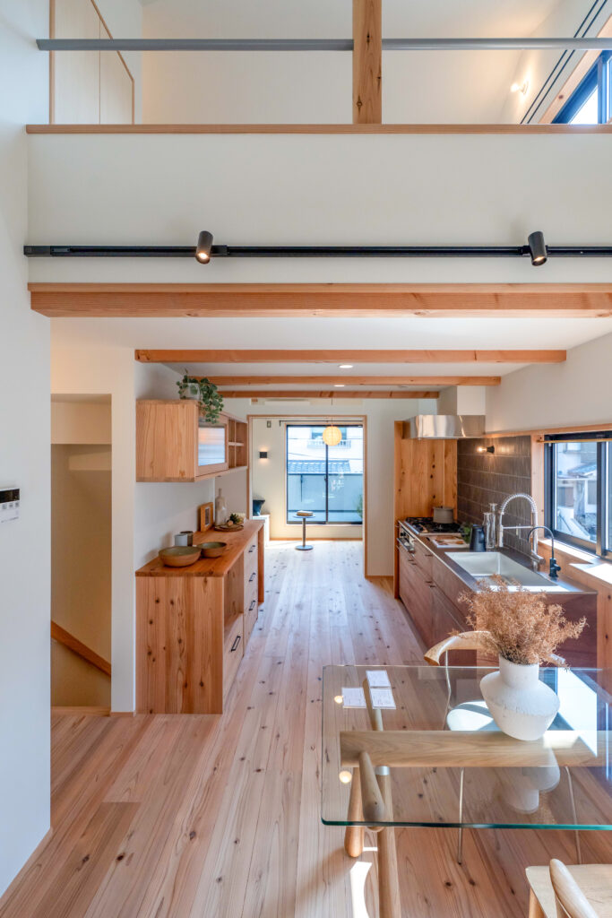 狭小地のヤマネコハウス。ロフトと造作キッチンのある2階LDK。