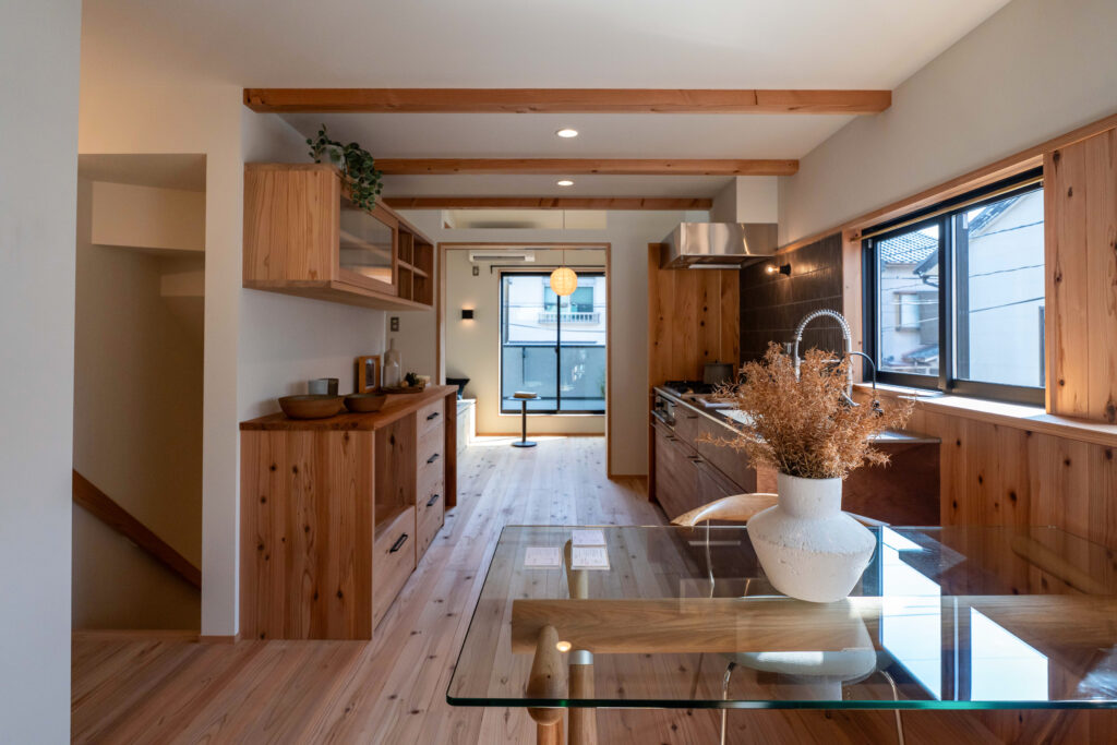 狭小地のヤマネコハウス。ロフトと造作キッチンのある2階LDK。