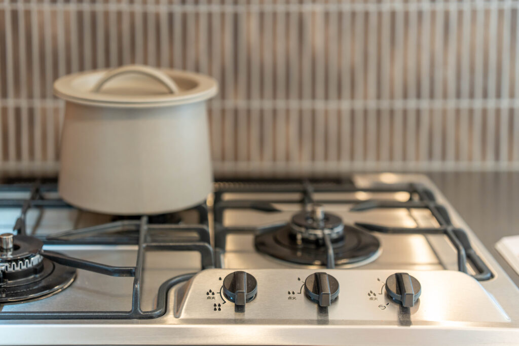 ヤマネコハウスの造作キッチンでおなじみのノーリツの3口ガスコンロ。