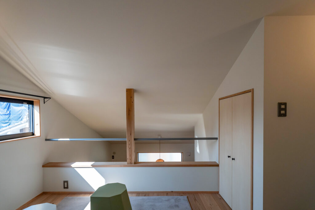 ヤマネコハウスの勾配天井のロフト。大きな階段横の収納が付いていて居室としての機能も十分。