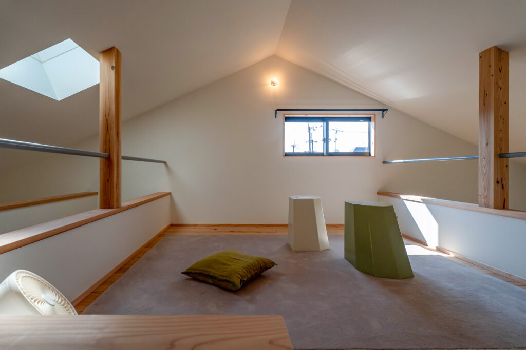 ヤマネコハウスの勾配天井のロフト。トップライトと南向きの窓で明るい空間に。